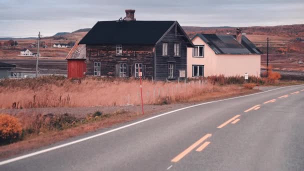 Een Roadtrip Noord Noorwegen Mismatchte Huizen Oude Nieuwe Stand Dicht — Stockvideo