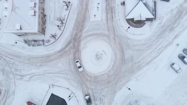 Auta Projíždějící Kolem Kluzkého Okruhu Zasněžené Silnice Krageru Norsko Zimě — Stock video