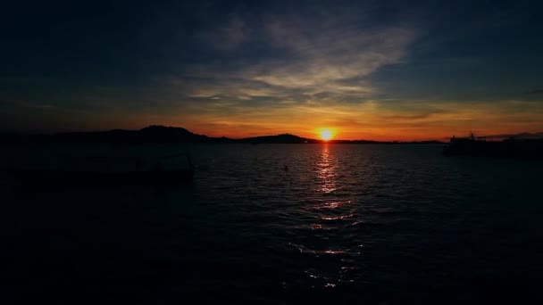 海に係留された水平線や漁船を照らす日の出の経過 — ストック動画