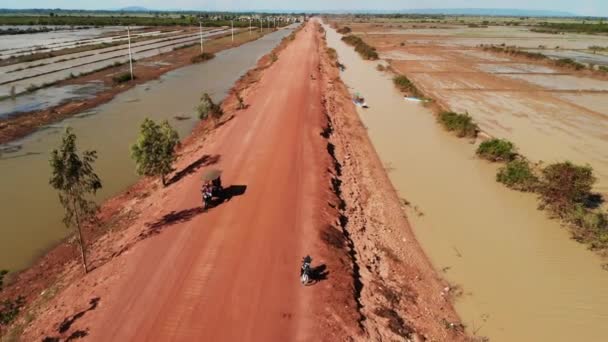 Veículo Tradicional Tuk Tuk Camboja Estrada Empoeirada Laranja Vista Aérea — Vídeo de Stock