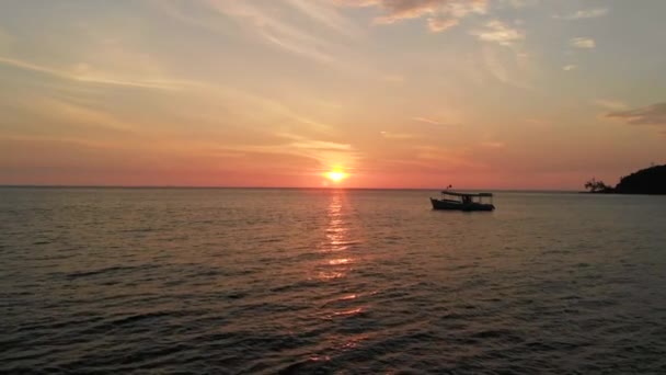 Romantische Zonsondergang Met Drijvende Boot Zee Cambodja Luchtfoto Drone Uitzicht — Stockvideo