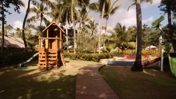 Push Shot Kleurrijke Kinderen Spelen Zone Tussen Palmbomen Tropisch Resort — Stockvideo