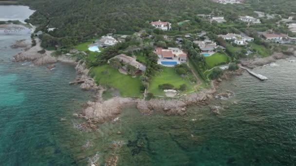 Porto Cervo Sardunya Talya Yakınlarındaki Zümrüt Sahili Üzerindeki Hava Yörüngesi — Stok video