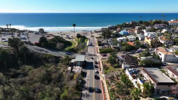 Pandangan Udara Drone Pantai Modern Tepi Laut Kota Bangunan Dan — Stok Video