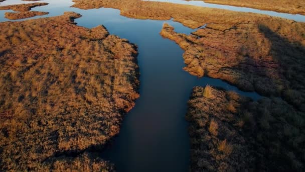 Spokojny Lot Nad Bagnistym Zalanym Krajobrazem Pomarańczowo Niebieskich Kolorach — Wideo stockowe