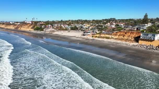 在阳光灿烂的日子里 沿着美国加利福尼亚州恩辛尼塔海滩向后飞去的住宅和宾馆 — 图库视频影像