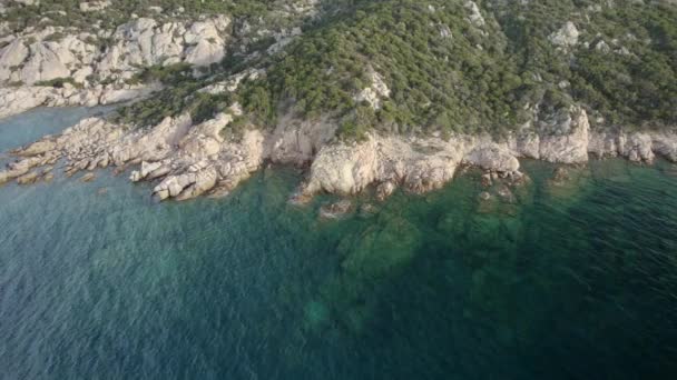 在意大利撒丁岛波尔图塞沃附近的翡翠海岸 空中的卡车拍摄到了美丽的海岸线 上面有白色的岩石和清澈的海水 — 图库视频影像