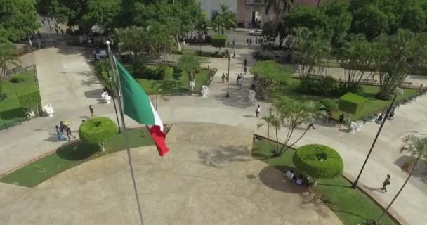 Alameda Plaza Grande Mérida Yucatán México Bandera Mexicana Ondeando — Vídeo de stock