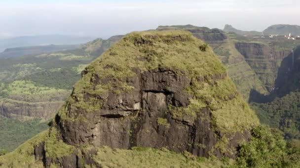 Flygfoto Bergstopp Med Branta Klippor Tamhini Ghat Maharashtra Indien Drönare — Stockvideo