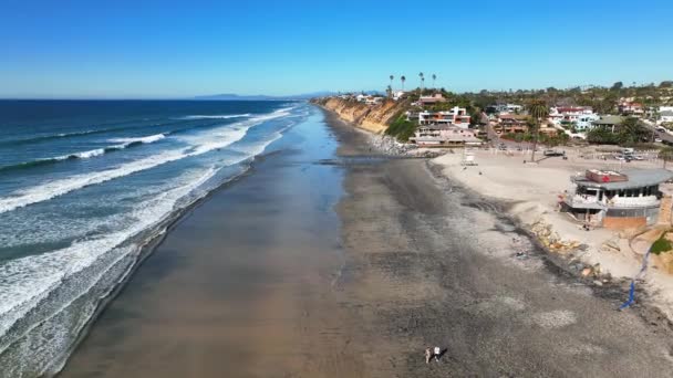 南カリフォルニアのビーチEncinitasで暖かい晴れた日ドローンは 米国サンディエゴの近くのEncinitasのビーチで撮影しました — ストック動画