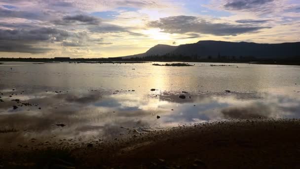 地球温暖化と気候変動による深刻な干ばつの影響を受けるカンボジアの広大な消失湿地のパノラマビュー — ストック動画