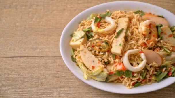 Ensalada Picante Fideos Instantáneos Con Carnes Mixtas Estilo Comida Asiática — Vídeo de stock