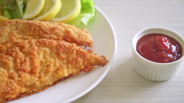 Weiner Schnitzel Impanato Fatto Casa Con Patatine Fritte Pollo Fritto — Video Stock