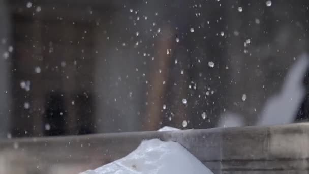 Water Druipt Makrana White Marble Tijdens Het Snijden Kantelen — Stockvideo