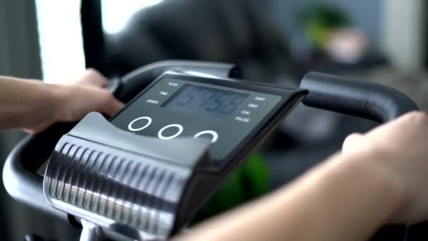 Personne Vélo Stationnaire Regardant Affichage Brûler Des Calories Tout Faisant — Video