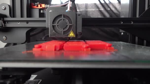 Een Heet Bed Van Een Printer Bewegend Met Extruder — Stockvideo