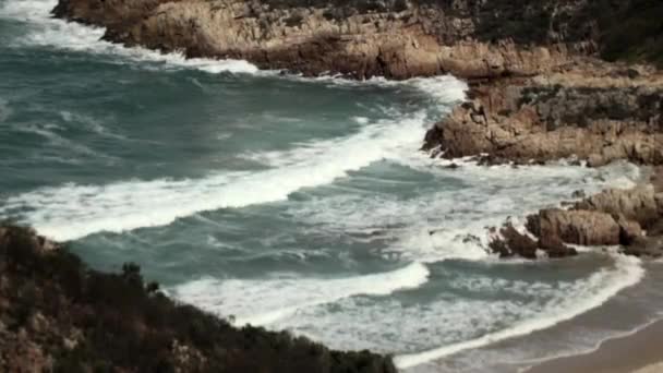Vågor Kraschar Vid Knysna Beach Sydafrika Från Utsiktspunkt — Stockvideo