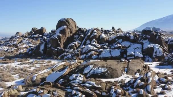 冬のアラバマヒルズ雪に覆われた丸みを帯びた岩の形成の航空 — ストック動画