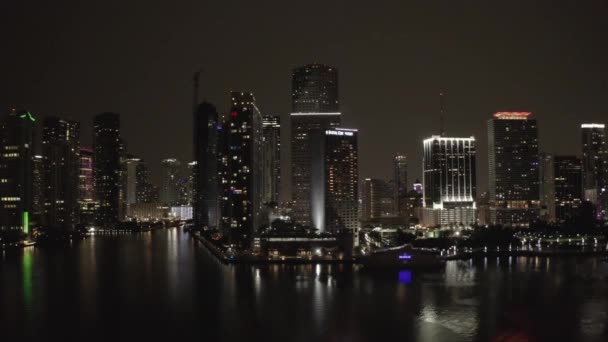 Verlichte Wolkenkrabbers Miami Bay Luchtdolly Rechts — Stockvideo