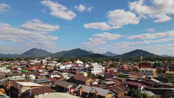 Aerial Stigande Bilder Hustaken Chiang Khan Där Den Berömda Walking — Stockvideo