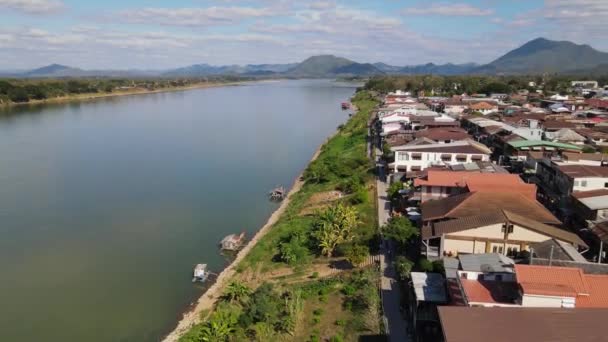 Zpětné Letecké Záběry Řeky Mekong Částečně Laosu Odhalující Hlavně Walking — Stock video