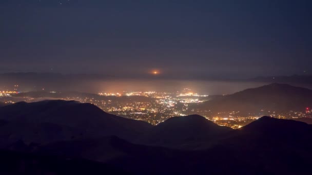 在加州的一个雾蒙蒙的夜晚 从Los Padres国家森林的电视塔路上看到圣路易斯奥比斯波的一个时间间隔 — 图库视频影像