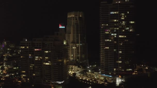 ライトアップされた建物で美しいマイアミの街の夜のシーン 空中旋回 — ストック動画