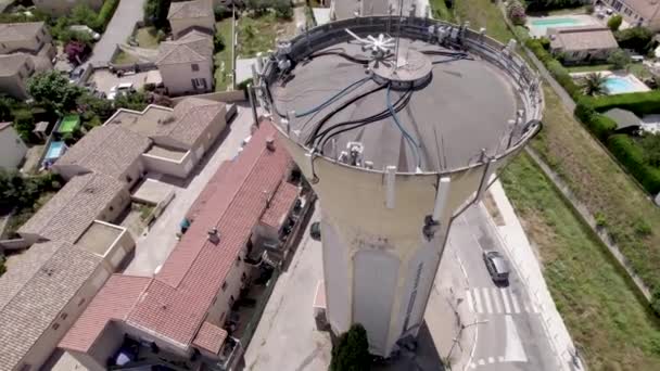 Водонапорная Башня Жиньяк Франция Сотовым Оборудованием Кабелями Воздушная Орбита Вокруг — стоковое видео
