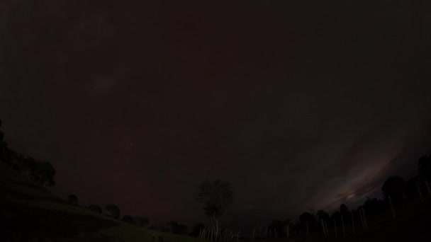 Звездный След Рыбным Глазом Колумбийских Полях Пасмурную Ночь Курит Колумбия — стоковое видео