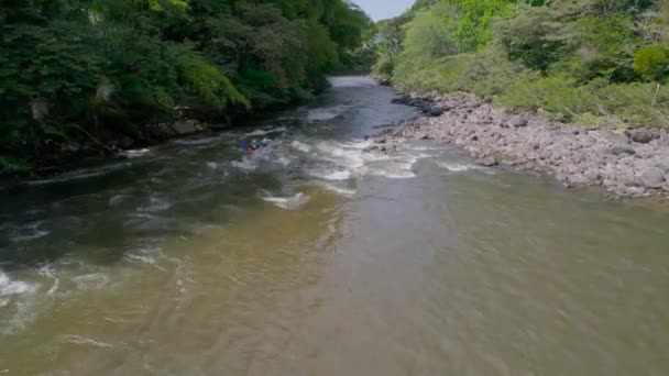 哥伦比亚圣吉尔市 一名男子在里约丰塞河上划船 — 图库视频影像