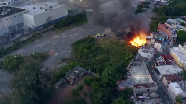 Vue Aérienne Approchant Camion Pompiers Lors Incendie Maison Dans Une — Video