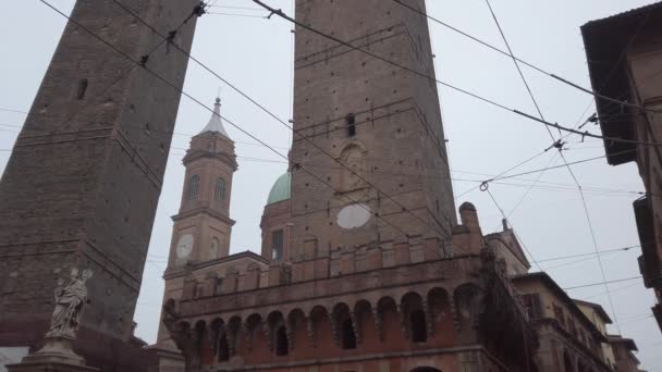 Bologna Nın Iki Kulesi Asinellini Garisenda Bulutlu Gün — Stok video