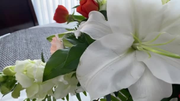 Kukkakimppu Pöydällä Panorointi Monivärinen Kimppu Suuri Iso Kaunis Kukka Lähikuva — kuvapankkivideo