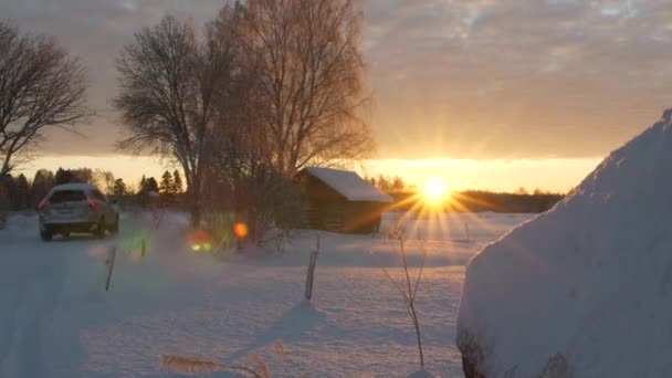 Bilen Kör Iväg Väg Snöigt Landsbygdslandskap Vid Solnedgången Lins Fackling — Stockvideo