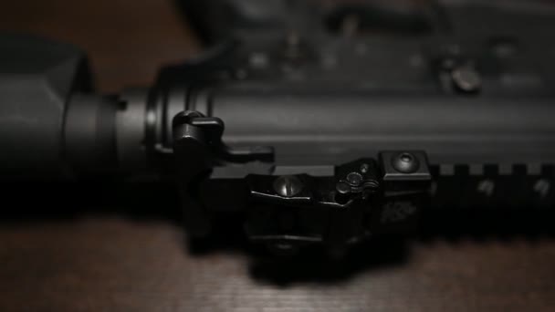 Ar15突击步枪的枪托慢慢滑向瞄准镜和上膛 — 图库视频影像