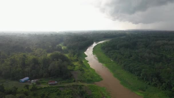 アマゾン川と熱帯雨林の回転するドローンが太陽に向かって — ストック動画