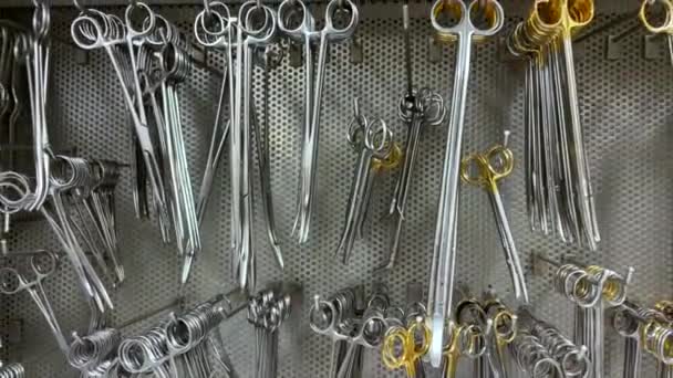 手術室のキャビネットには様々な手術器具が吊るされています — ストック動画