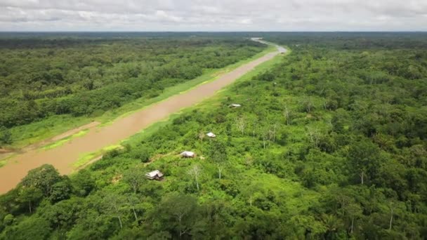 アマゾン川のイキトスペルーのアマゾン熱帯雨林でジャングルのロッジの撮影されたドローンは ゆっくりと上下に傾斜し 下降します — ストック動画