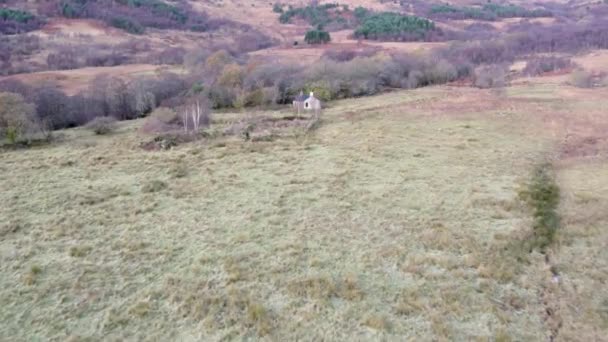 Aerial Drone Footage Flying Remote Scottish Bothy Cadderlie Bothy Glen — Stock Video