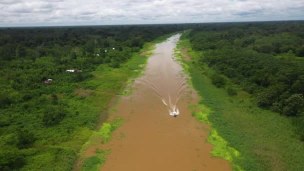 Широкий Підйом Безпілотного Літального Апарату Човном Спускається Вниз Амазонці Джунглями — стокове відео