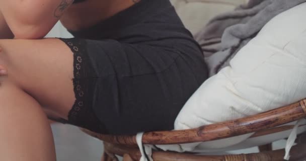 Tutup Gimbal Shot Wanita Dengan Rok Semi Mengangkat Duduk Tidak — Stok Video