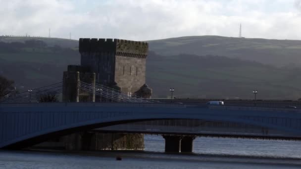 Οχήματα Που Διασχίζουν Ιστορική Conwy Κάστρο Σύγχρονη Οδική Γέφυρα Αυτοκινητόδρομο — Αρχείο Βίντεο