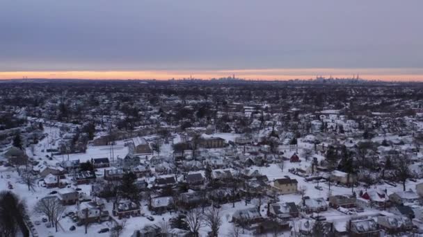 Een Luchtfoto Van Een Buitenwijk Een Noordoostelijke Sneeuwstorm Het Een — Stockvideo