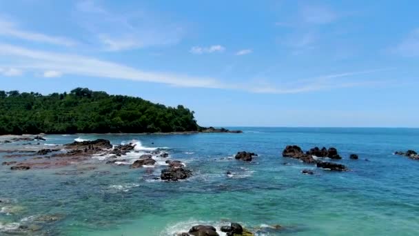 Ondas Oceânicas Quebram Rochas Praia Wediombo Indonésia Vista Aérea — Vídeo de Stock