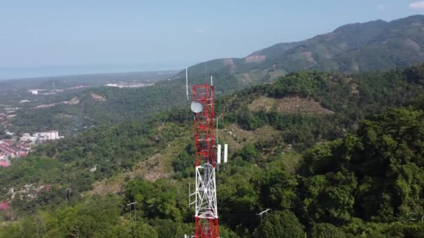 Torre Móvil Seguimiento Giratorio Aéreo Cerca Zona Colina — Vídeos de Stock