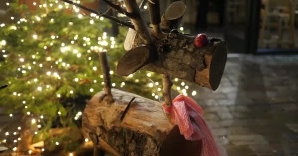 Casa Renas Madeira Trabalhada Frente Árvore Natal — Vídeo de Stock