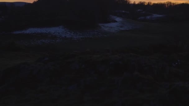 牧草地の後ろにパステル調の色で穏やかな夕日 ハンドヘルドアップ遅い傾き — ストック動画