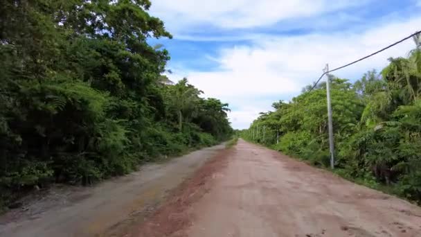 田舎の近くの高速道路の建設のための赤い土壌の道路のスタックで高い移動 — ストック動画