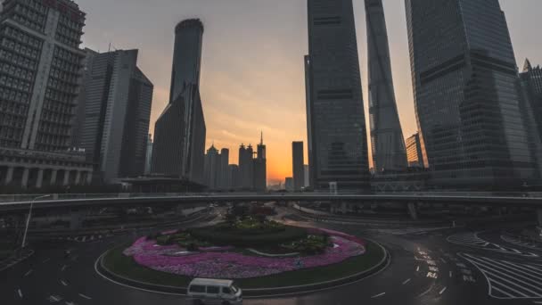 Sol Sale Entre Los Rascacielos Caducidad Rotonda Tráfico Medio Shanghái — Vídeos de Stock