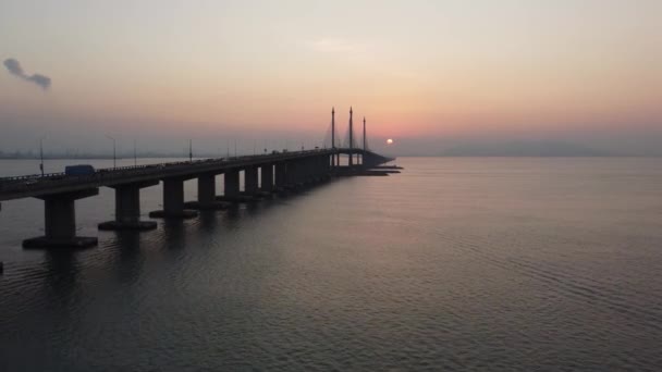 日出时分空中飞向槟城大桥的中段 — 图库视频影像